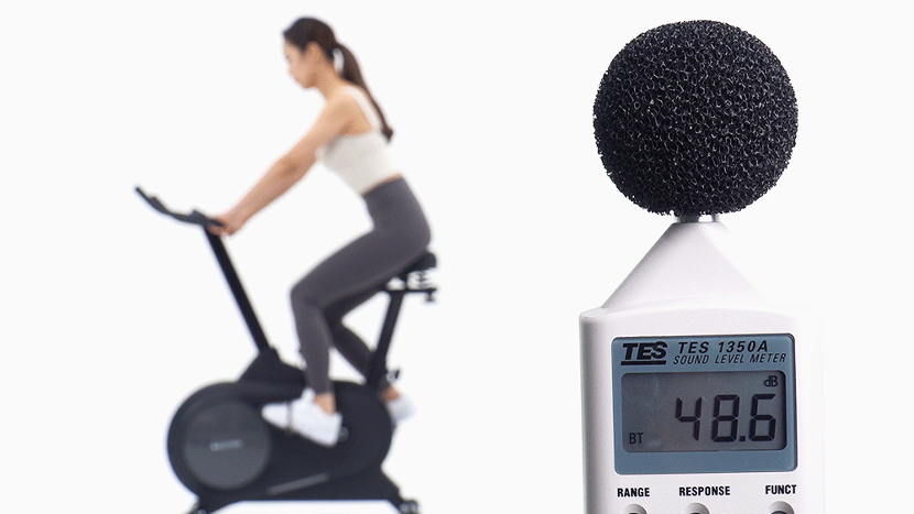 로드 410S 스핀바이크의 소음 측정 테스트, 최소 소음 약 47dB, 최대 약 52db