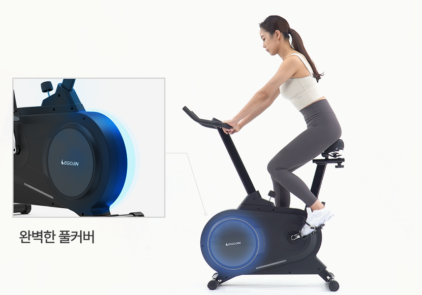 로드 410S 스핀바이크의 풀커버 디자인으로 안전하게 페달링 운동하는 모습
