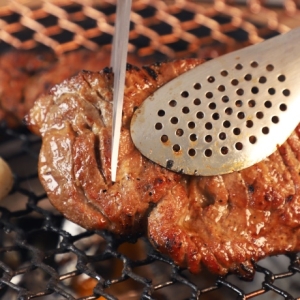 옐로우팜 오늘의돼지 칼집 양념 목살 왕구이 600g