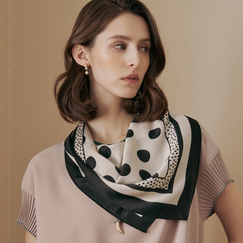 엠엔에프컴퍼니 마쟈 빅 도트 스퀘어 프레임 스카프 ZE05AC402NA