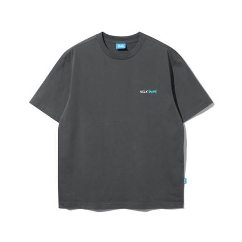 유씨엘에이 유니 싱글 등판 프린트 아치로고 반팔 차콜 UB3ST8