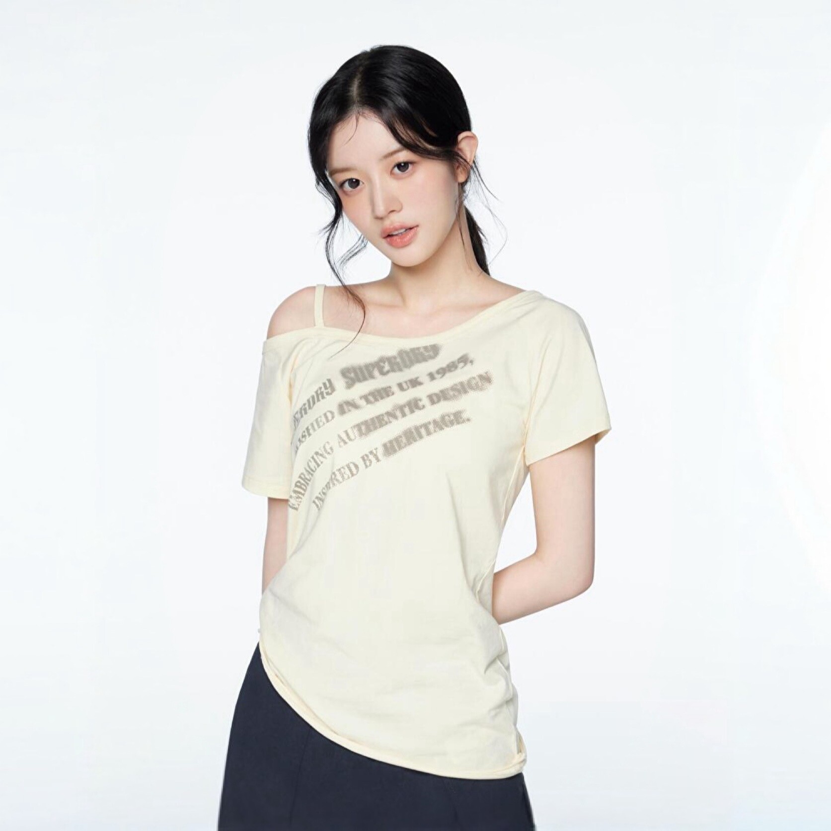  슈퍼드라이 아일릿 민주 착용 스크립트 티셔츠 오프숄더 라이트엘로우 SDFISCQ55