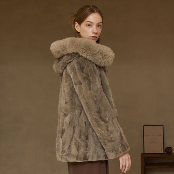 유로컬렉션 뮤 사가폭스 후드 리버시블 밍크 코트1072334이미지입니다. 누르면 해당 게시물로 새창이동합니다.