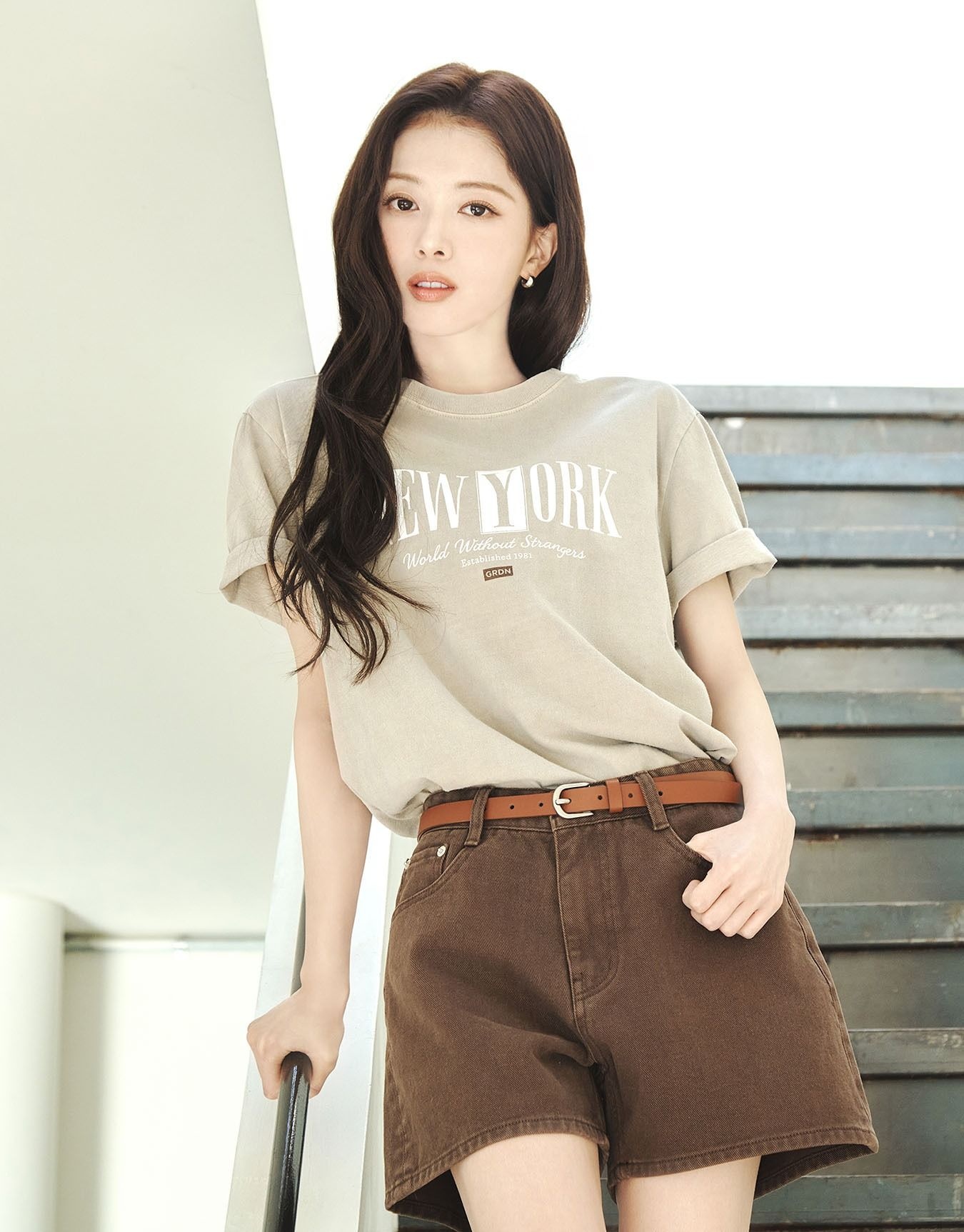 지오다노 여성 레귤러핏 피그먼트 워싱 그래픽 프린트 반팔 티셔츠 396505/05396505_이미지
