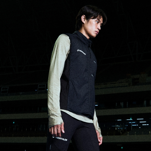 데카트론 남성 러닝 패딩 베스트 런 웜 500 스모크 블랙 381182Moony_이미지