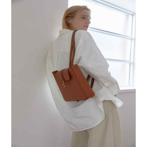 LF 질스튜어트 뉴욕 액세서리 클릭BESTOUIOUI콜라보베키 카멜 소가죽 에삐엠보 숄더 겸 백팩 JABA4F025W2_이미지