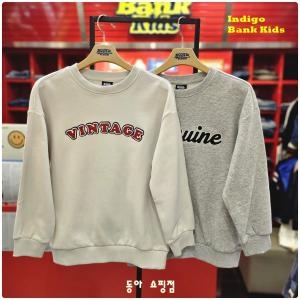 넉넉한 오버핏으로 활동하기 편한 스쿨룩 부들 기모 자수 맨투맨 IKMA24T99_쇼핑점