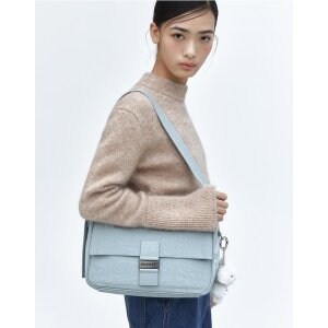 질스튜어트 악세서리 그레이 시티백 로고 메탈 포인트 플랩형 숄더백 JABA4E<b>981</b>G2