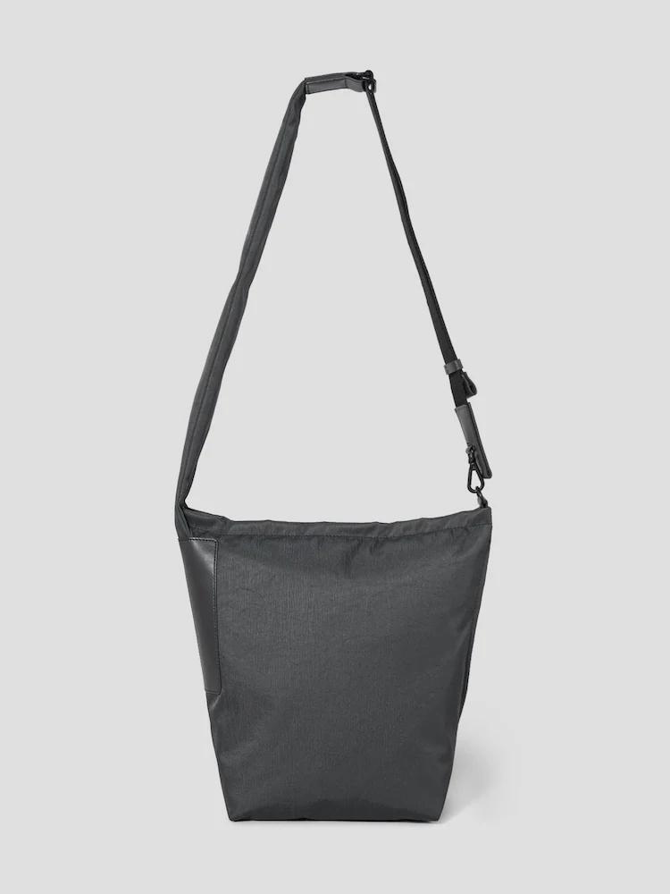 Less Bag_2 미디엄 나일론 크로스백 블랙 BE62D2M853
