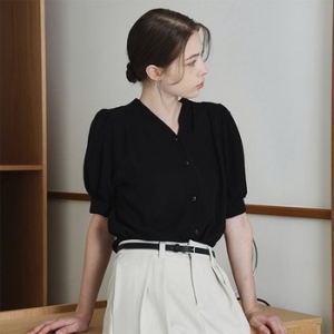  미니멈 에브리데이 여성 핀턱 버튼 퍼프 브이넥 블라우스 EB2BA075D