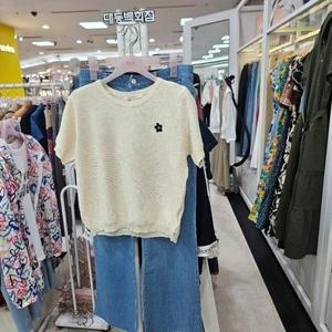 SOOS 심플 꽃 반팔니트 S252BSW579이미지입니다. 누르면 해당 게시물로 새창이동합니다.