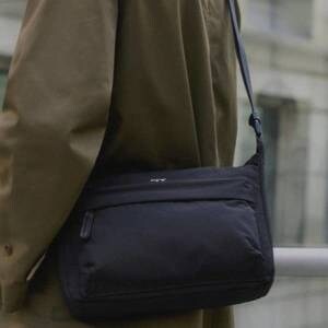 헤지스 <b>HATCH</b>-BAG 블랙 나일론 크로스백 HJBA6E340BK