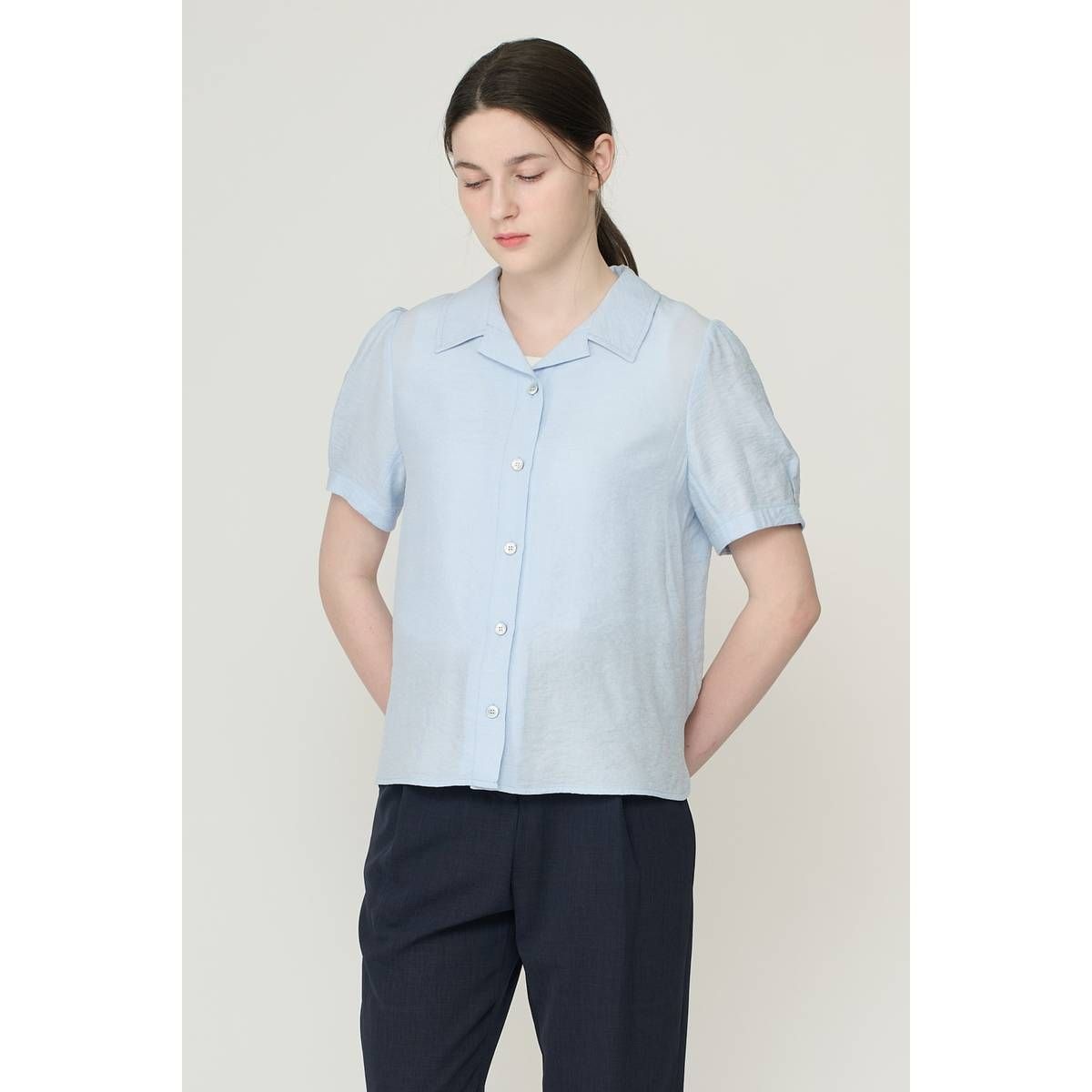 BCBG S 알마 블라우스 B6M5B494이미지입니다. 누르면 해당 게시물로 새창이동합니다.