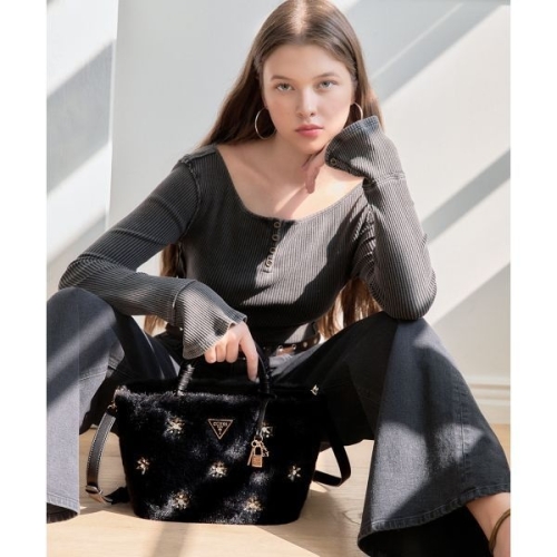 게스 샤이다_SHAIDA 쥬얼장식 퍼 토트백 HP3A3A06