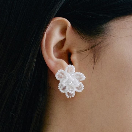 하스  HSU022 White flower stud earrings