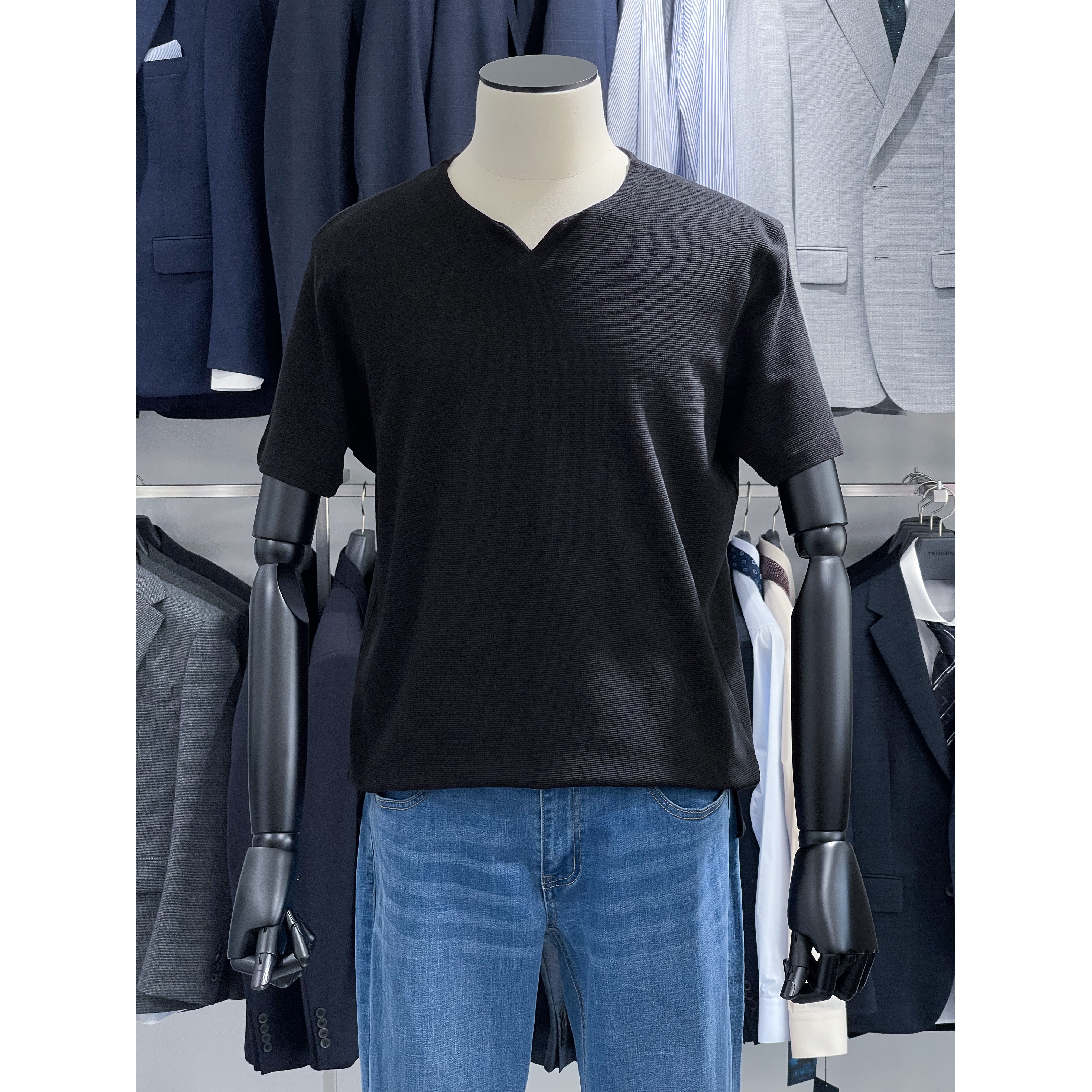 트루젠 블랙 미니멀 오픈넥 반팔 면 티셔츠 TH6621019054