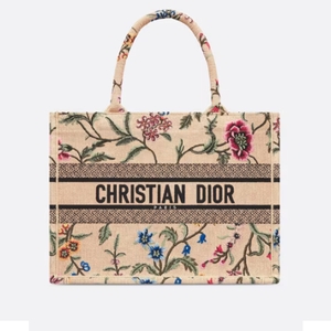 크리스찬디올 BOOK TOTE 미디엄 백 내추럴 멀티 컬러 Petites Fleurs 자수 라피아 M1296ZEBB_M925
