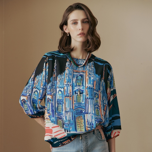 캐슬 일러스트 플리츠넥 7부 블라우스 ZE06QB600NH