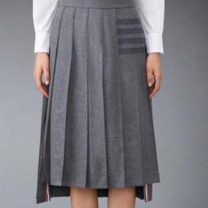 톰브라운 울 캐시미어 플란넬 빌로우 플리츠 스커트 FGC400V 06393 035이미지입니다. 누르면 해당 게시물로 새창이동합니다.