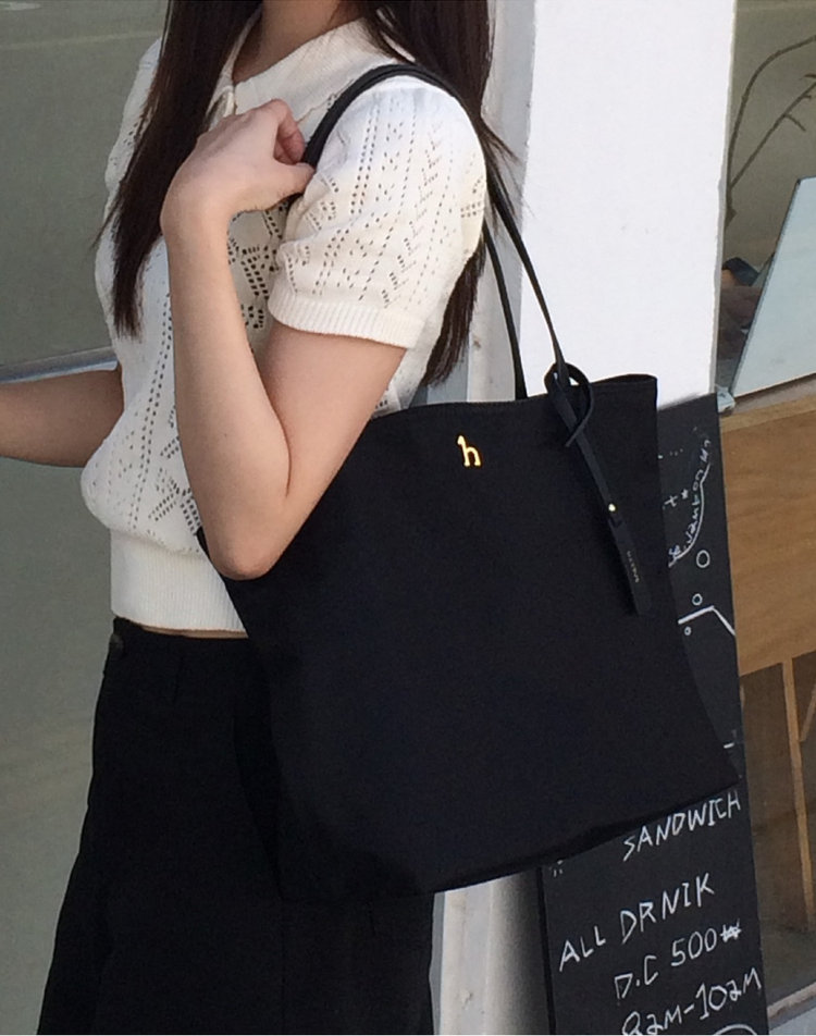 LF 헤지스 급상승SAVER 품절대란 블랙 나일론 퍼피 로고 와이드 숄더백 L HIBA75911BK