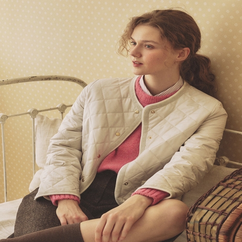 헤지스레이디스 여성 아이보리 라운드넥 숏 퀼팅 점퍼 WSJU4D901IV_이미지