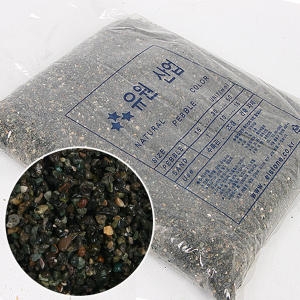 유원상사 올블루 흑사 1포-3.5Kg /크기3-5mm/수족관바닥재/물고기의 발색이 좋아보임/수족관용품/어항용품/장식용품이미지입니다. 누르면 해당 게시물로 새창이동합니다.