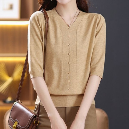 브이넥 단추 포인트 반소매 니트_C2408KN627C