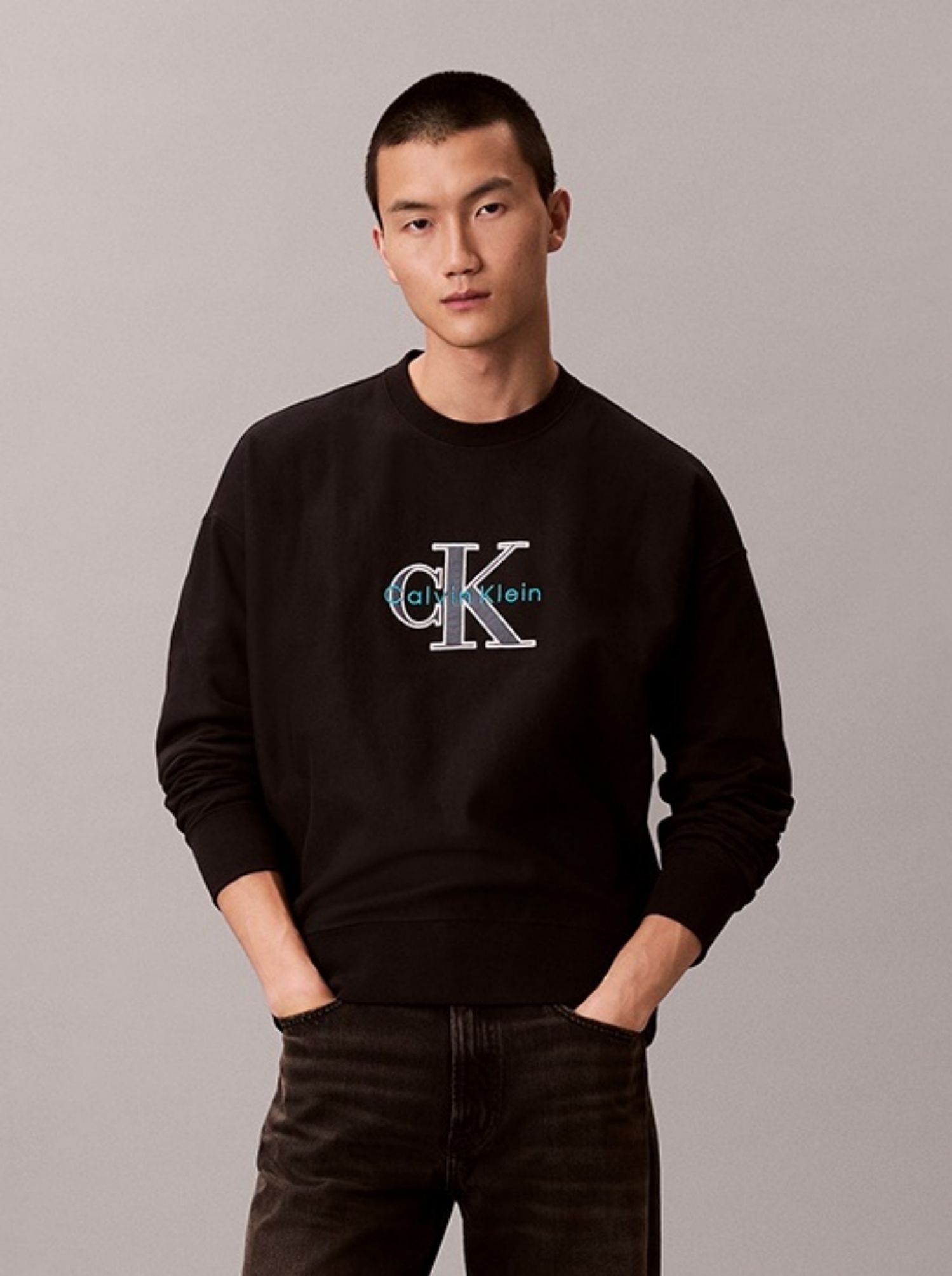 진 4RE200G-UB1-JS 진 남성 맨투맨 CK 모노로고 크루넥 스웻셔츠 티셔츠 블랙