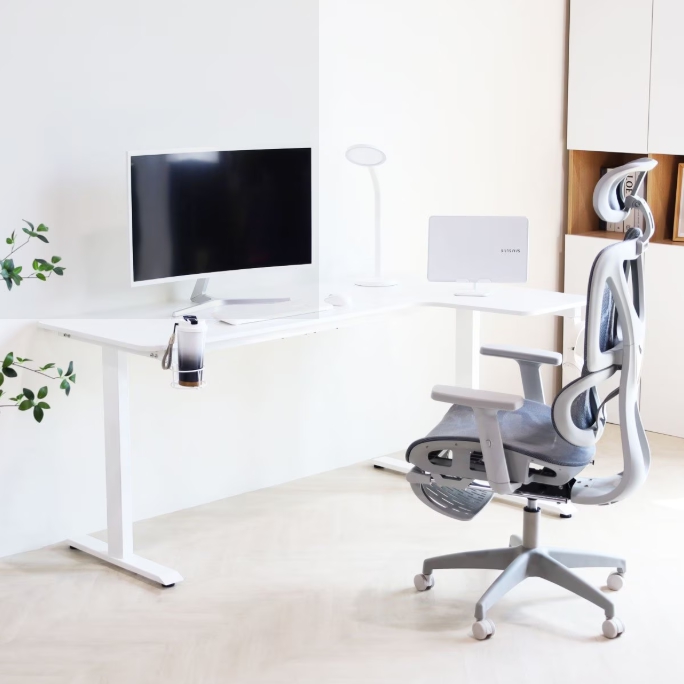 일루일루 플로 코너형 게이밍 컴퓨터 책상이미지입니다. 누르면 해당 게시물로 새창이동합니다.