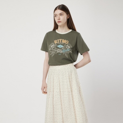 씨씨콜렉트 넥배색 로즈 프린트 티_C253PSM027_s이미지입니다. 누르면 해당 게시물로 새창이동합니다.