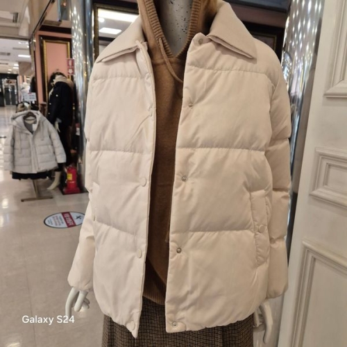 BCBG 올앤썬드리 겨울25 니트 카라 다운 A5W9Y983이미지입니다. 누르면 해당 게시물로 새창이동합니다.
