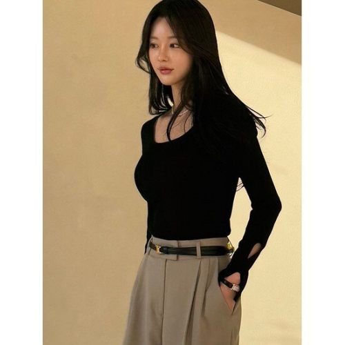 모리스커밍홈 매끈 슬림핏 스퀘어넥 언발 니트_M2501KN005A