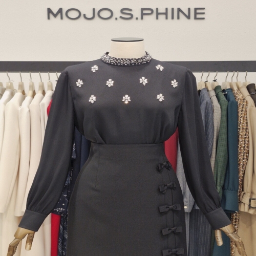 모조에스핀 하이넥 큐빅장식 럭셔리 블라우스 S261MSC004-BK