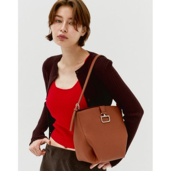 닥스 WOMENS ACCESSORIES 버크루나 브라운 소가죽 버킷형 숄더 및 크로스백 DCBA5F265W2DCBA5F265W2..