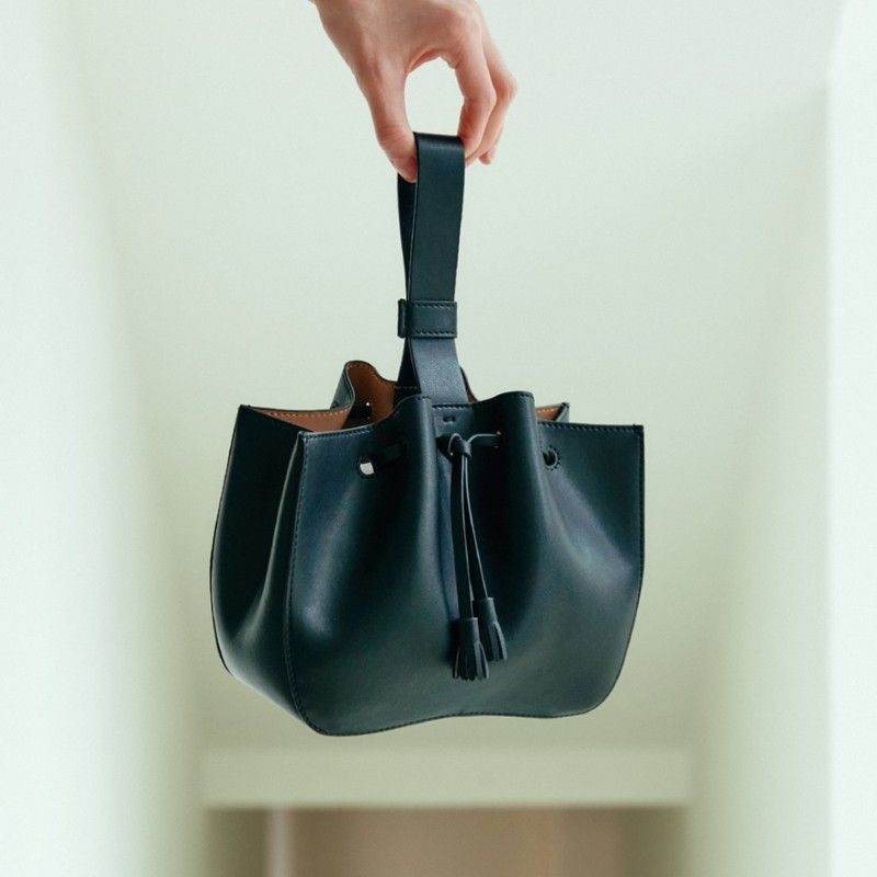 코모레비 뮤지엄 핸드메이드 테슬 덤플링 라운드 토트 백 l B06-1 519642