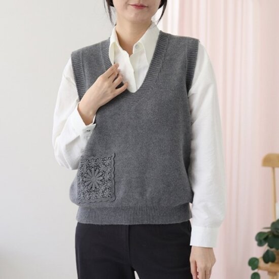 웬디즈갤러리 포켓 레이스 브이넥 조끼 OKN122