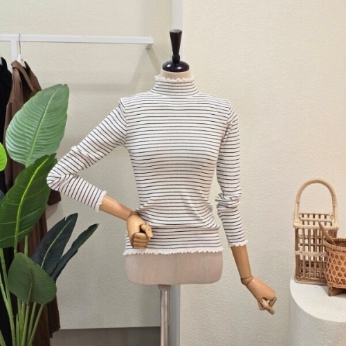 포커스 스트라이프 프릴 반폴라 니트 FW5K3KT32592