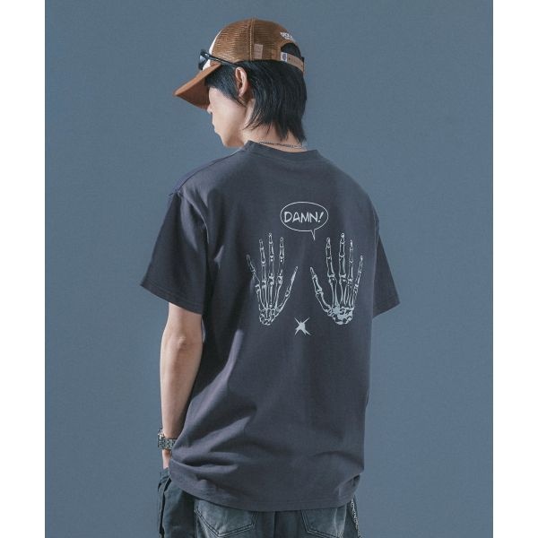 데이즈 인어 INADAZE 핸드 본 그래픽 반팔 차콜 1964666