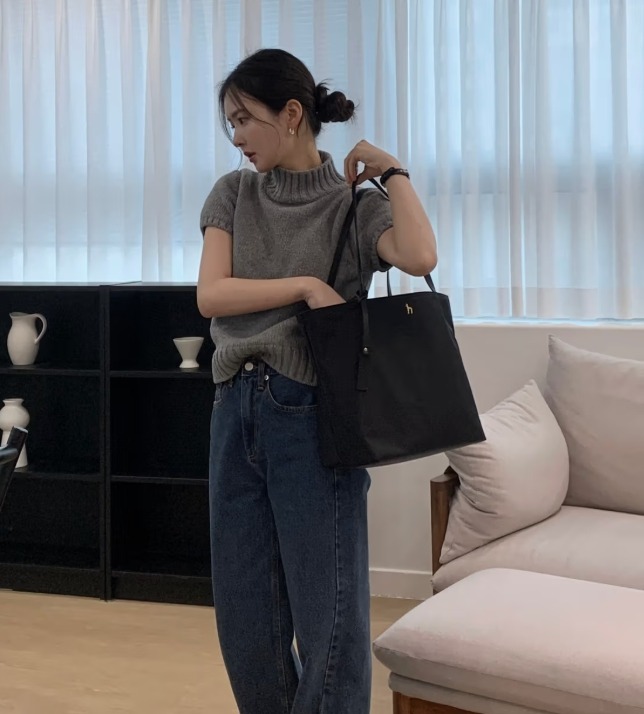 헤지스 HIBA6F911BK 블랙 나일론 퍼피 로고 와이드 숄더백 L HIBA6F911BK이미지입니다. 누르면 해당 게시물로 새창이동합니다.