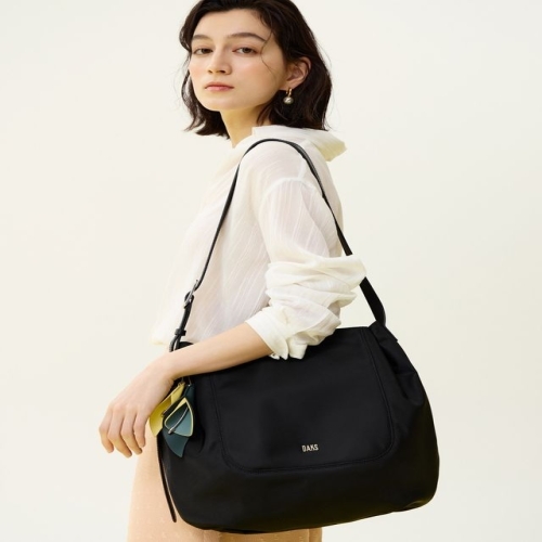 닥스 블랙 플라워 참장식 나일론 호보형 숄더백L_DCBA5E524BK_이미지