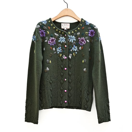 비꼴리끄 꽃자수 라운드 니트 숏가디건 B224KC3020