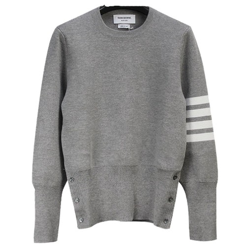 톰브라운 밀라노 클래식 크루넥 니트 FKA239A 00014 (055, 그레이)이미지입니다. 누르면 해당 게시물로 새창이동합니다.