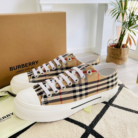 버버리 빈티지 체크 JACK M CHK 스니커즈 8049745이미지입니다. 누르면 해당 게시물로 새창이동합니다.