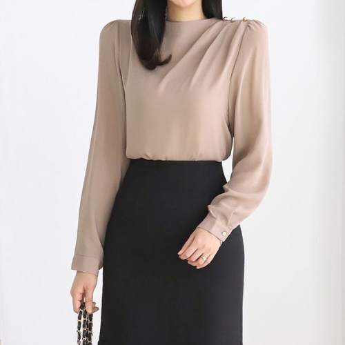 모리스커밍홈 숄더 골드단추 셔링 블라우스_M2410BL209C