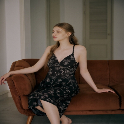 비너스 끈나시 우아한 분위기+ 부드러운 터치감 나시 데이웨어-ODW5955C