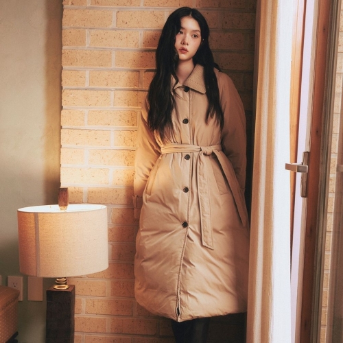 로엠 니트카라 트렌치 롱다운 RMJDF4CR14이미지입니다. 누르면 해당 게시물로 새창이동합니다.