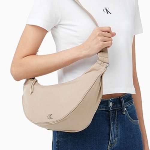 캘빈클라인 ACC CK 4G3095G 슬링 나일론 크로스바디 호보백 베이지 4K3095GPBF이미지입니다. 누르면 해당 게시물로 새창이동합니다.