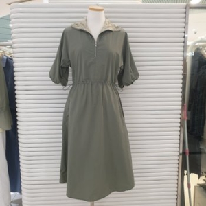 레노마 더 하이넥 허리 스트링 원피스-CB21OP100