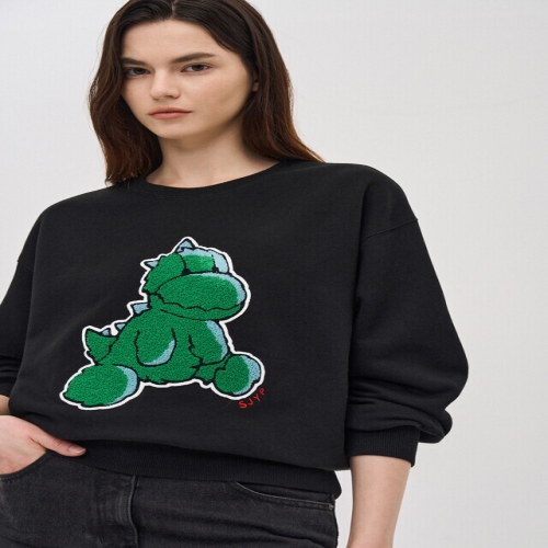 에스제이와이피 SJYP 플러피 다이노 패치 맨투맨 PW2EATTO606W