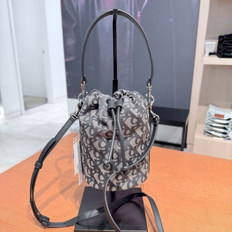 Ķ��Ŭ���� �� ���� CK ���׷� ��ν�Ʈ�� �̴� ��Ŷ�� 4F3730G-RYN